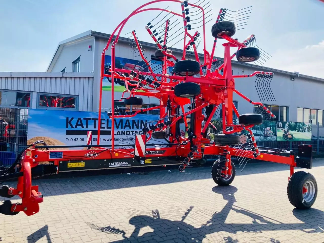 E-FARM: Kuhn GA 7501 + - Grabljice - id M2C11W3 - 23.300 € - Leto izgradnje: 2023 - Nemčija