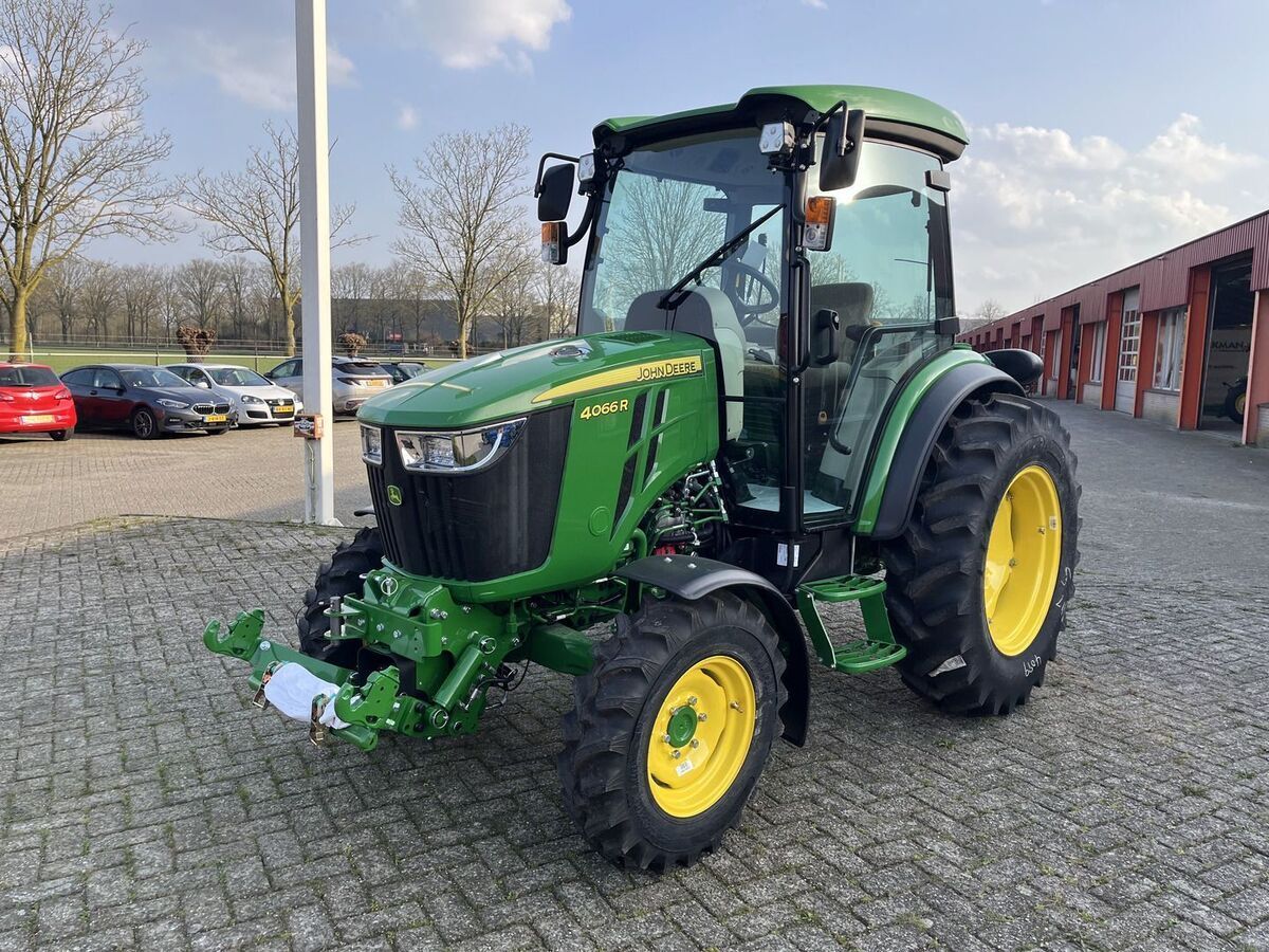 John Deere 4066 R Traktor