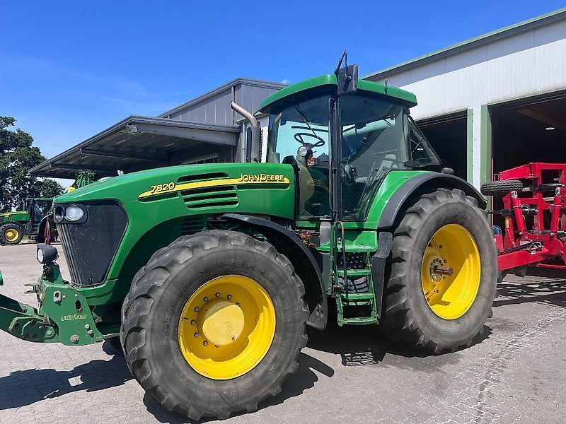E-FARM: John Deere 7820 - Tractor - id QJAS8JQ - 60.000 € - Año: 2006 - Horas: 11.448,Potencia del motor: 185,Alemania
