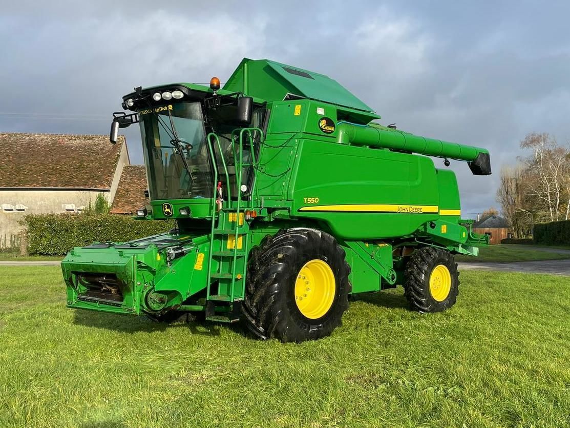E-FARM: John Deere T 550 - Moissoneuse-batteuse - id J6QM44Y - 105 000 € - Année: 2011 - Lecture du nombre d'heure: 1 975,France