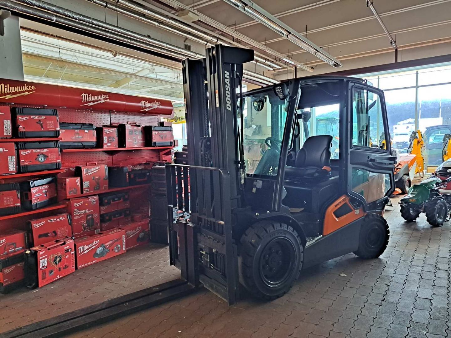E-FARM: Doosan D35 C9 - Forklift - id AEXM42Y - €39,500 - Year of construction: 2022 - Engine hours: 5,Slovenia