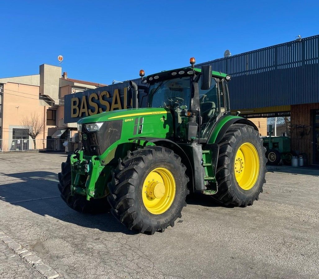 E-FARM: John Deere 6250 R - Tractor - id 7AJPDVG - 85.000 € - Año: 2017 - Horas: 9902,Potencia del motor: 275,Italia