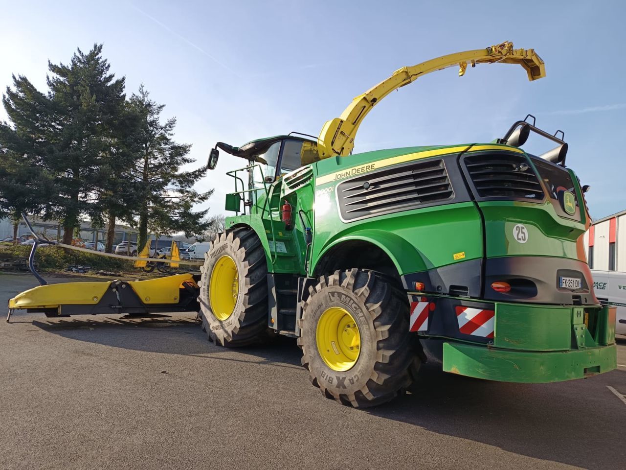 E-FARM: John Deere 9900 - Feldhäcksler (selbstfahrend) - id KDNHS3N - 340.000 € - Baujahr: 2019 - Abgelesene Motorstunden: 1.760,Frankreich