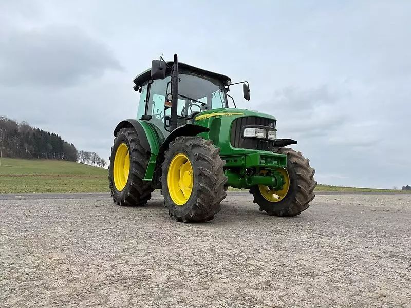 E-FARM: John Deere 5720 - Tracteur - id FJA59DJ - 20 500 € - Année: 2005 - Lecture du nombre d'heure: 10 000,Puissance du moteur (chevaux): 82,Allemagne