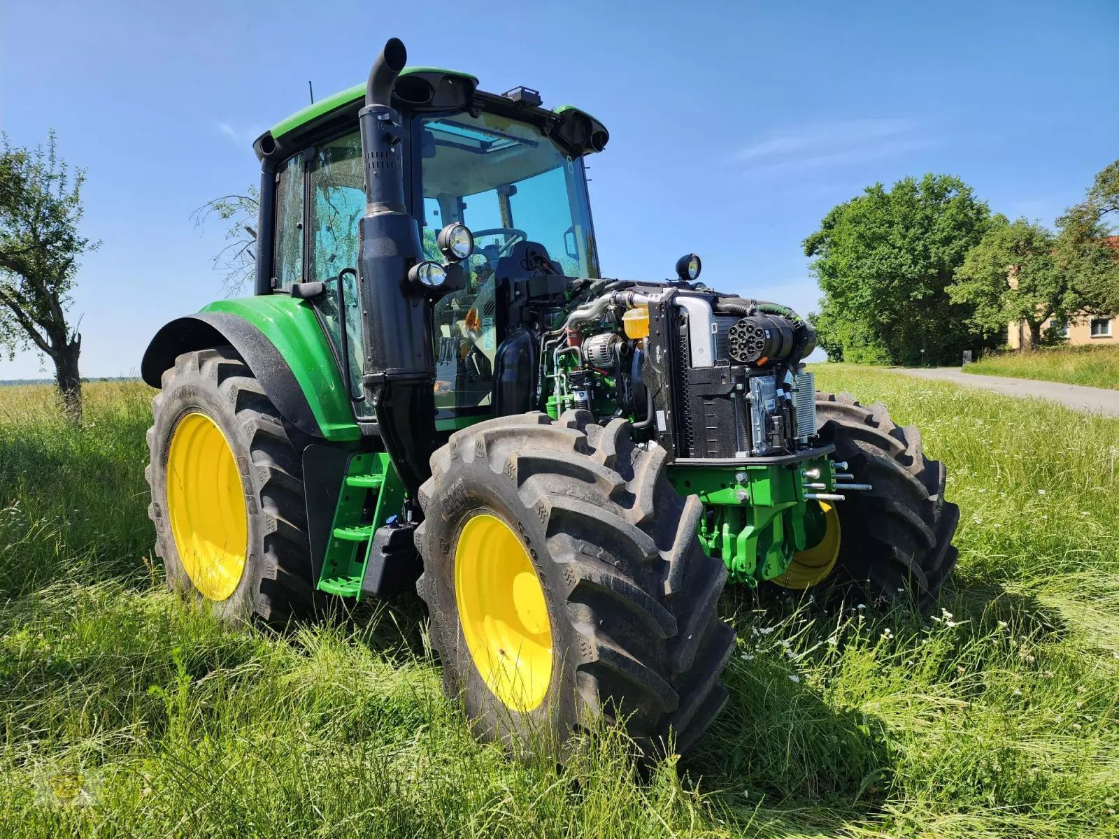 E-FARM: John Deere 6m 125 autopowr autotrac diebstahlschaden - Traktor - id QMFJFEA - 87.800 € - Baujahr: 2025 - Abgelesene Motorstunden: 7,Motorleistung (PS): 125,Deutschland