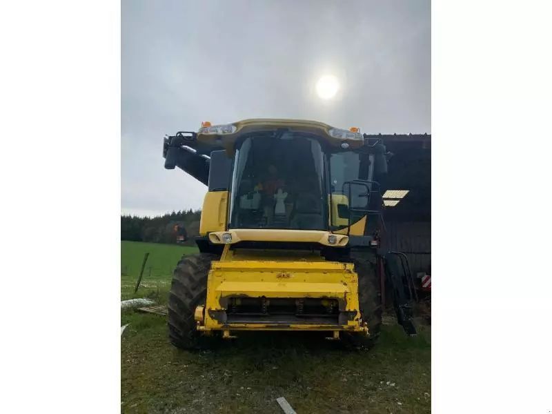 E-FARM: New Holland cx820 - Kombajn zbożowy - id I829D5E - Rok produkcji: 2003 - Moc silnika: 277,Francja