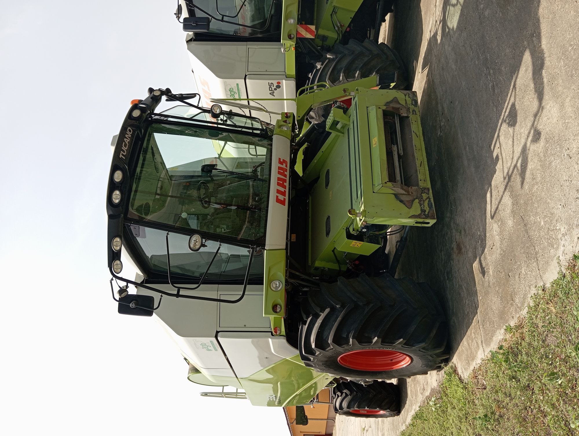 E-FARM: Claas Tucano 330 - Moissoneuse-batteuse - id 6BVKKIF - 114 000 € - Année: 2015 - Lecture du nombre d'heure: 1 853,Puissance du moteur (chevaux): 235,Allemagne