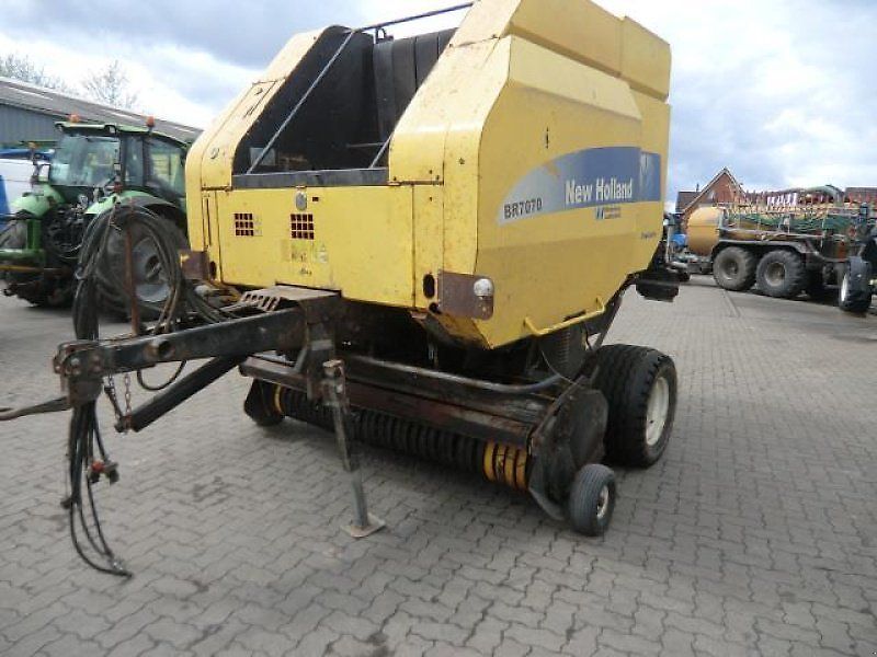 E-FARM: New Holland BR7070 Crop Cutter - Ballenpresse - id JVCFTR8 - 9.900 € - Baujahr: 2007 - Deutschland