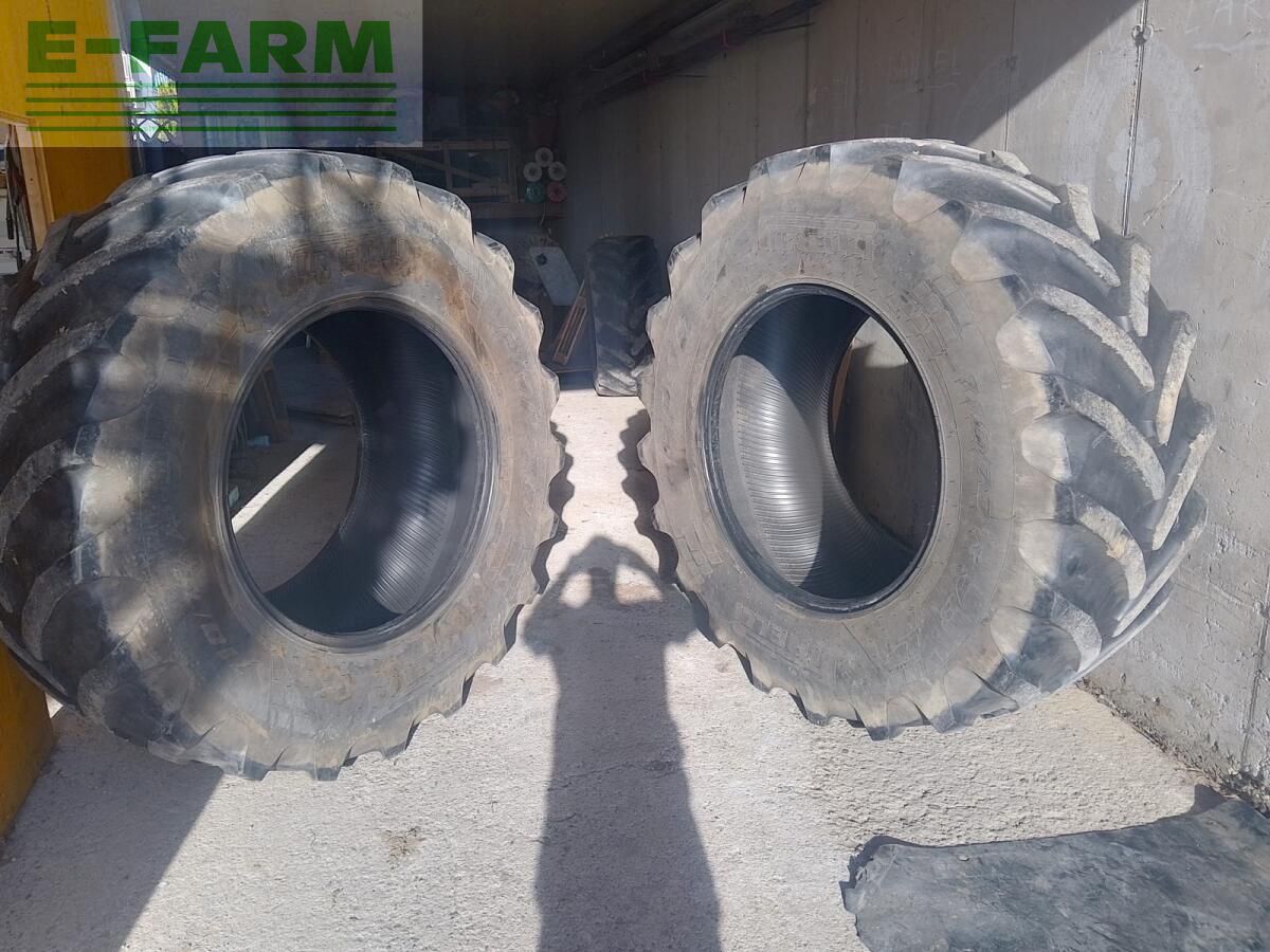PIRELLI Ruedas y orugas