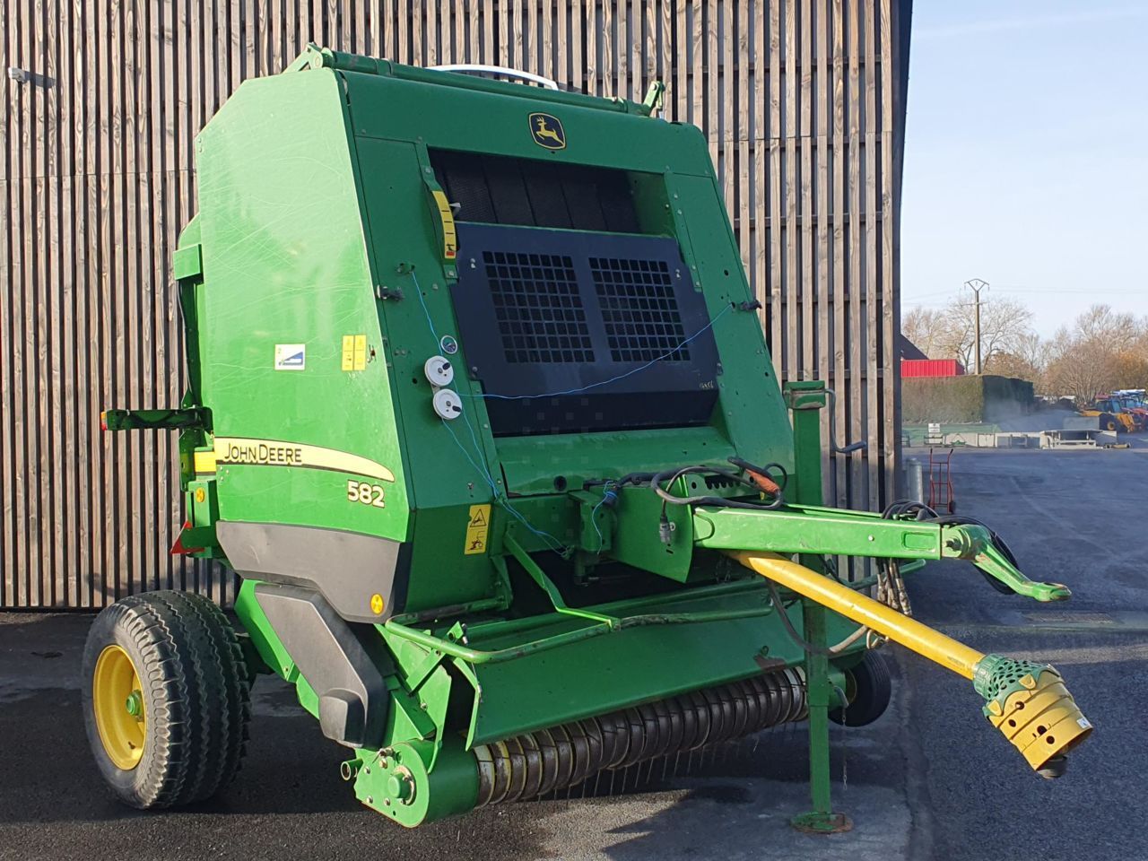 E-FARM: John Deere 582 - Empacadora - id 4WBTP7Y - 9900 € - Año: 2007 - Las balas producidas: 12.000,Francia