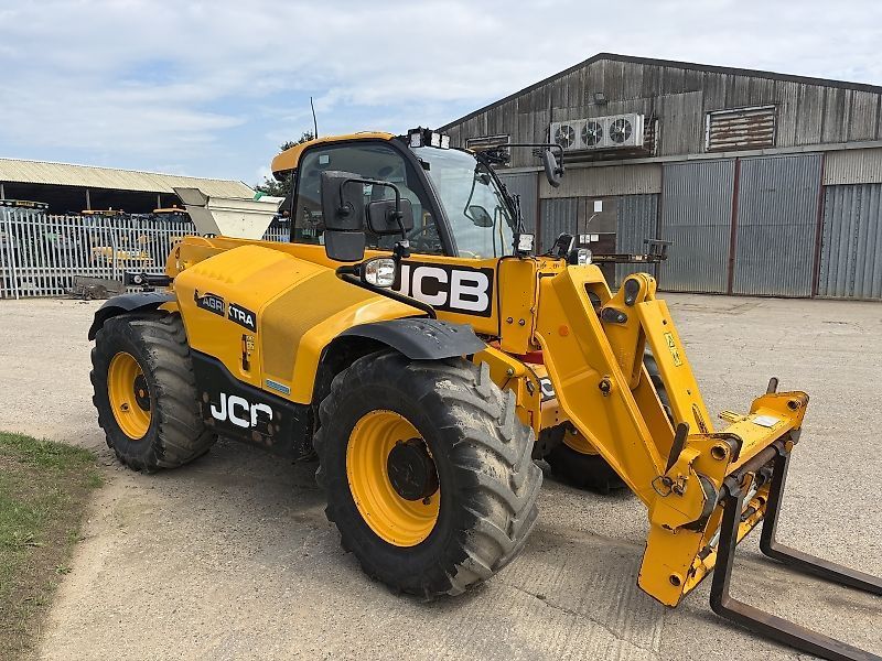 E-FARM: JCB 542-70 AGRI Xtra - Chargeur télescopique  - id H5R4NKR - 70 561 € - Année: 2023 - Lecture du nombre d'heure: 2 525,Royaume-Uni