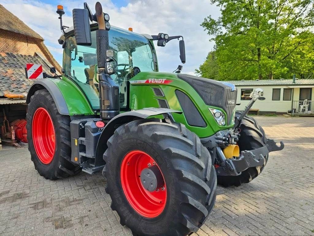 E-FARM: Fendt 724 Vario - Traktor - id N1QFEAJ - 129.000 € - Baujahr: 2021 - Abgelesene Motorstunden: 6.000,Niederlande