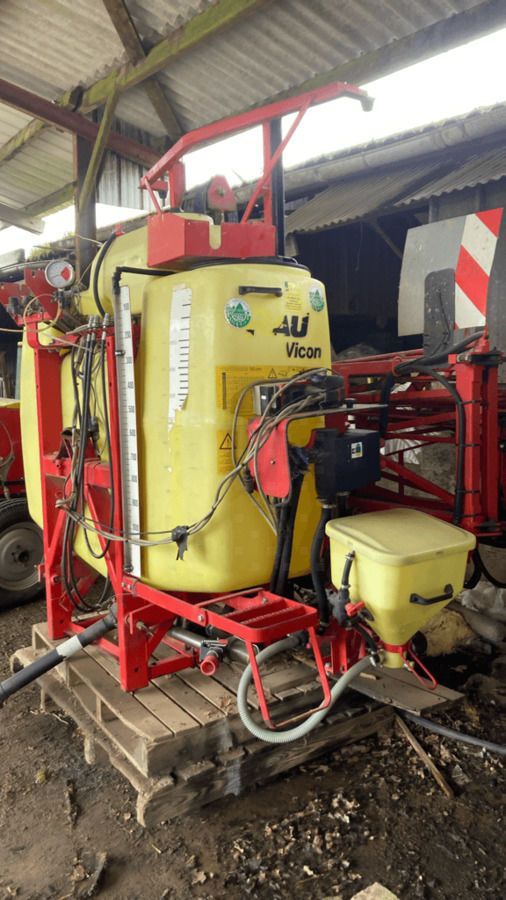 E-FARM: Rau 1 000 l - Pflanzenschutzspritze - id I6GEA6A - 6.500 € - Baujahr: 2009 - Frankreich