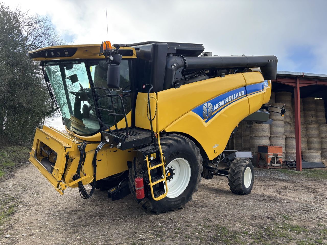 E-FARM: New Holland CX5.90 - Mietitrebbia - id QYWHDQZ - Anno di costruzione: 2022 - Ore: 1.800,Francia