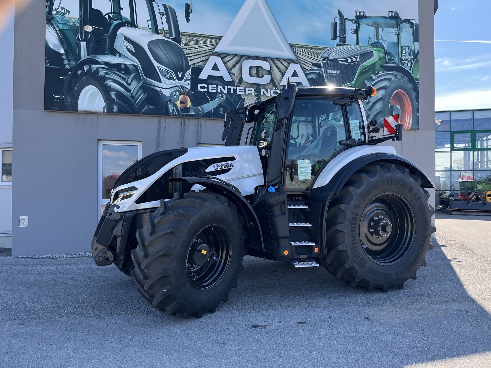 Valtra Q 305 Tractor €215,000