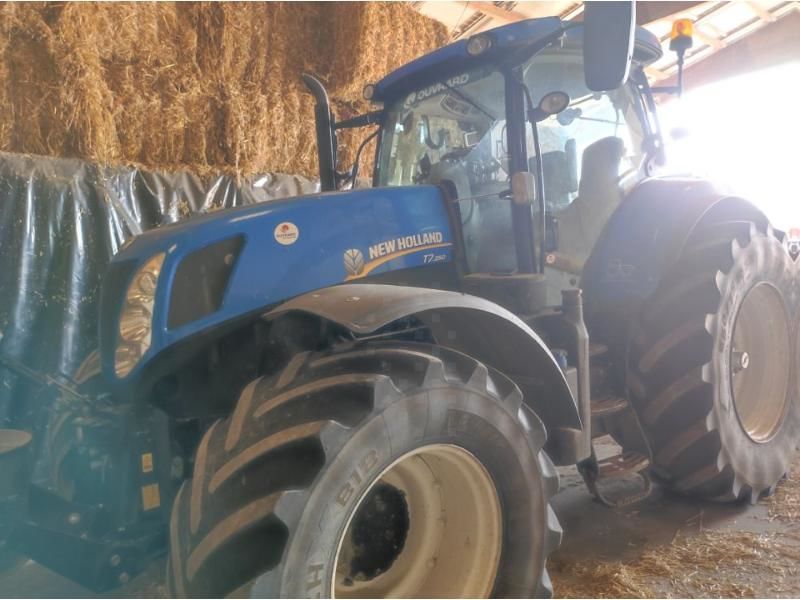 E-FARM: New Holland T7.250 - Tractor - id LEUC8CQ - €70,000 - Year of construction: 2014 - Engine hours: 4,200,Engine power (HP): 200,France