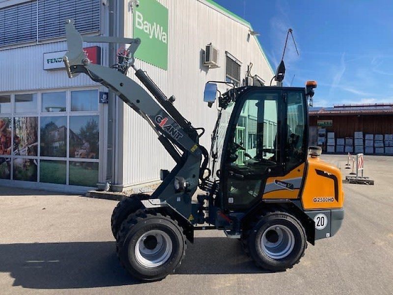 Giant g2500 hd Încărcător cu direcție compactă 45.798 EUR