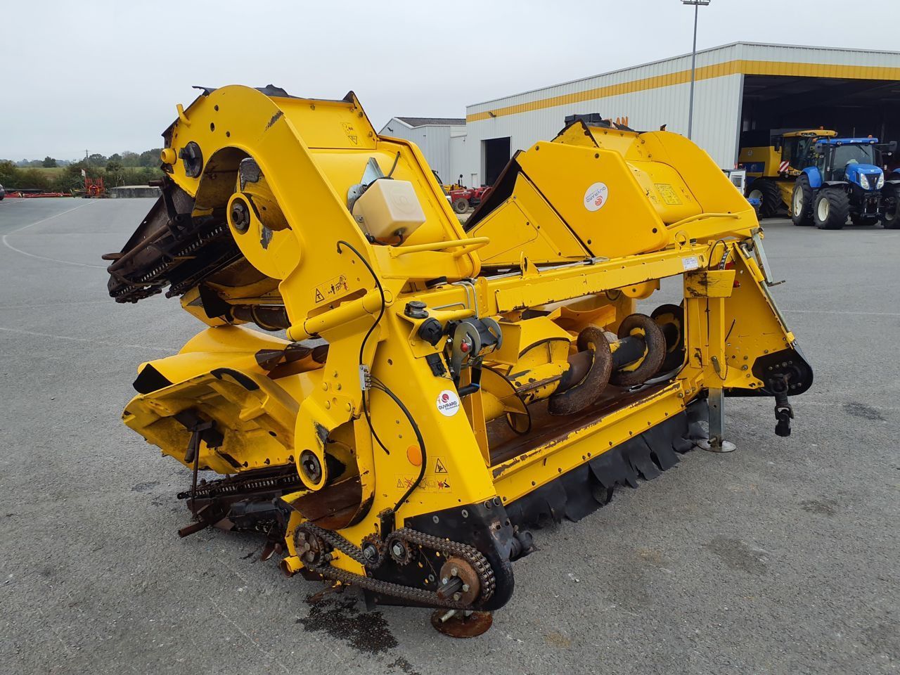 E-FARM: New Holland mf675w - Header - id 5GTHUHK - €18,000 - Year of construction: 2012 - France