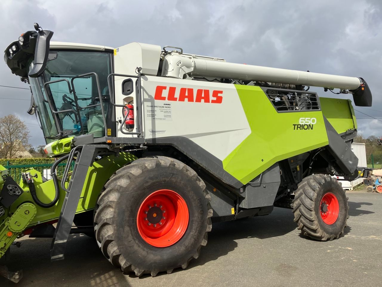 E-FARM: Claas Trion 650 - Kombajn zbożowy - id RNLQZNP - 285 000 € - Rok produkcji: 2023 - Motogodziny: 385,Francja