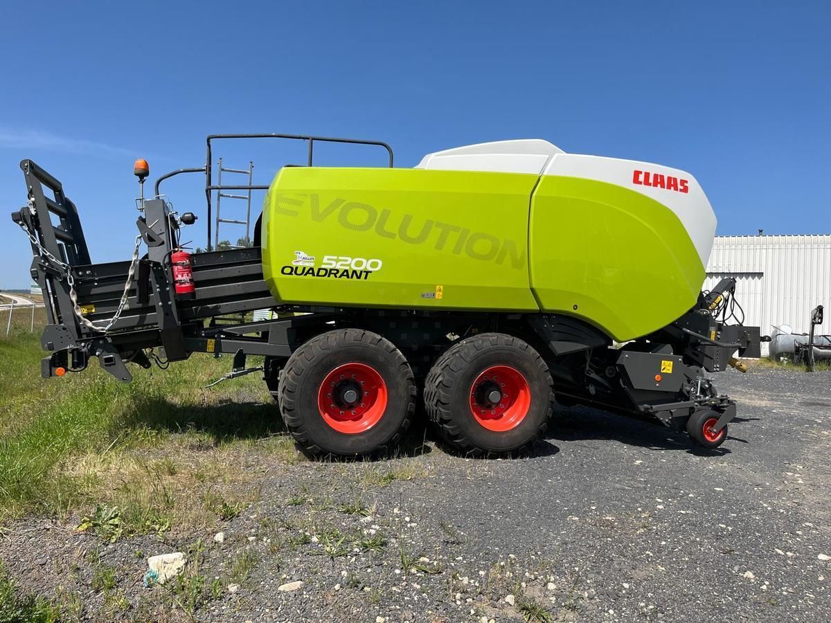 E-FARM: Claas quadrant 5200 rf - Empacadora - id UFDZWIE - 145.000 € - Año: 2024 - Las balas producidas: 4000,Francia