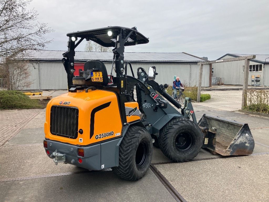 Giant g2500 hd shovel | 2023 | 830 u | bak + vorken Ładowarka kołowa 32 750 €