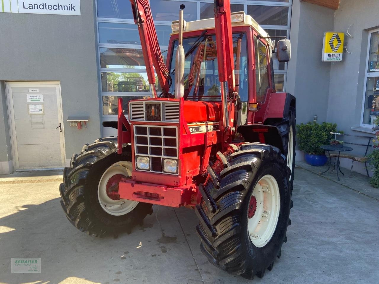 Case IH 745 XL tractor €18,487
