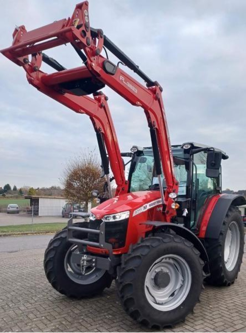 Massey Ferguson 5711 tractor 82 500 €