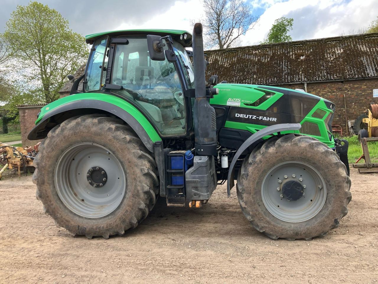 E-FARM: Deutz-Fahr Agrotron 6215 - Traktor - id KHKMZIY - 69.499 € - Baujahr: 2016 - Abgelesene Motorstunden: 3.440,Motorleistung (PS): 210,Vereinigtes Königreich
