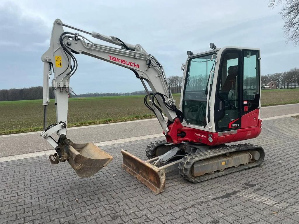 Takeuchi tb235-02 minigraver Mini-pelle 32 500 €