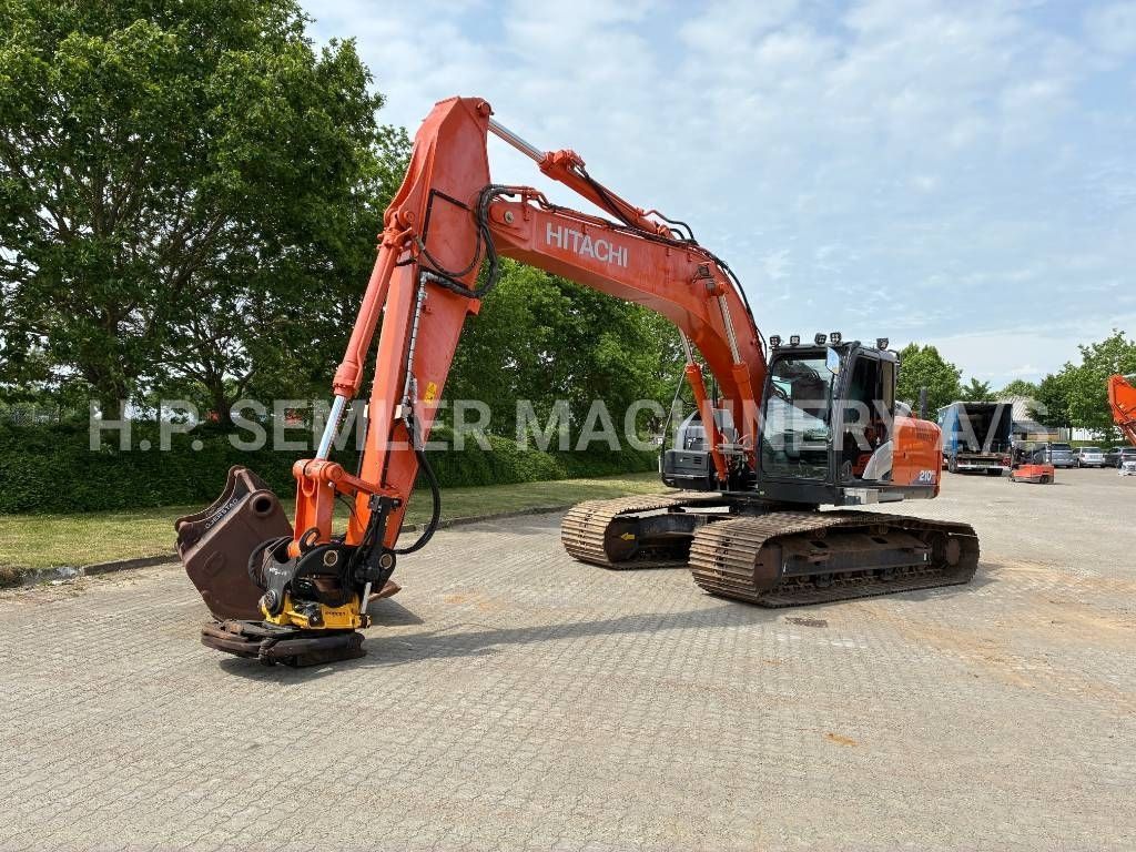 Hitachi zx210lc Escavatore cingolato 141.830 €
