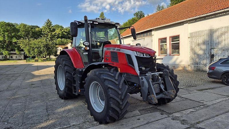 E-FARM: Massey Ferguson 7S.210 Exclusive - Tractor - id GBCVMSU - 129.000 € - Año: 2022 - Horas: 1568,Alemania