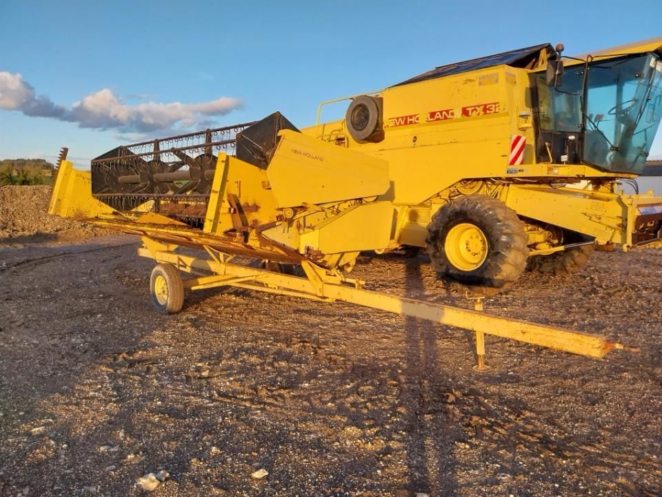 E-FARM: New Holland TX 62 - Cosechadora - id QQPEJUA - 21.000 € - Año: 1990 - Horas: 5.760,Potencia del motor: 155,Francia