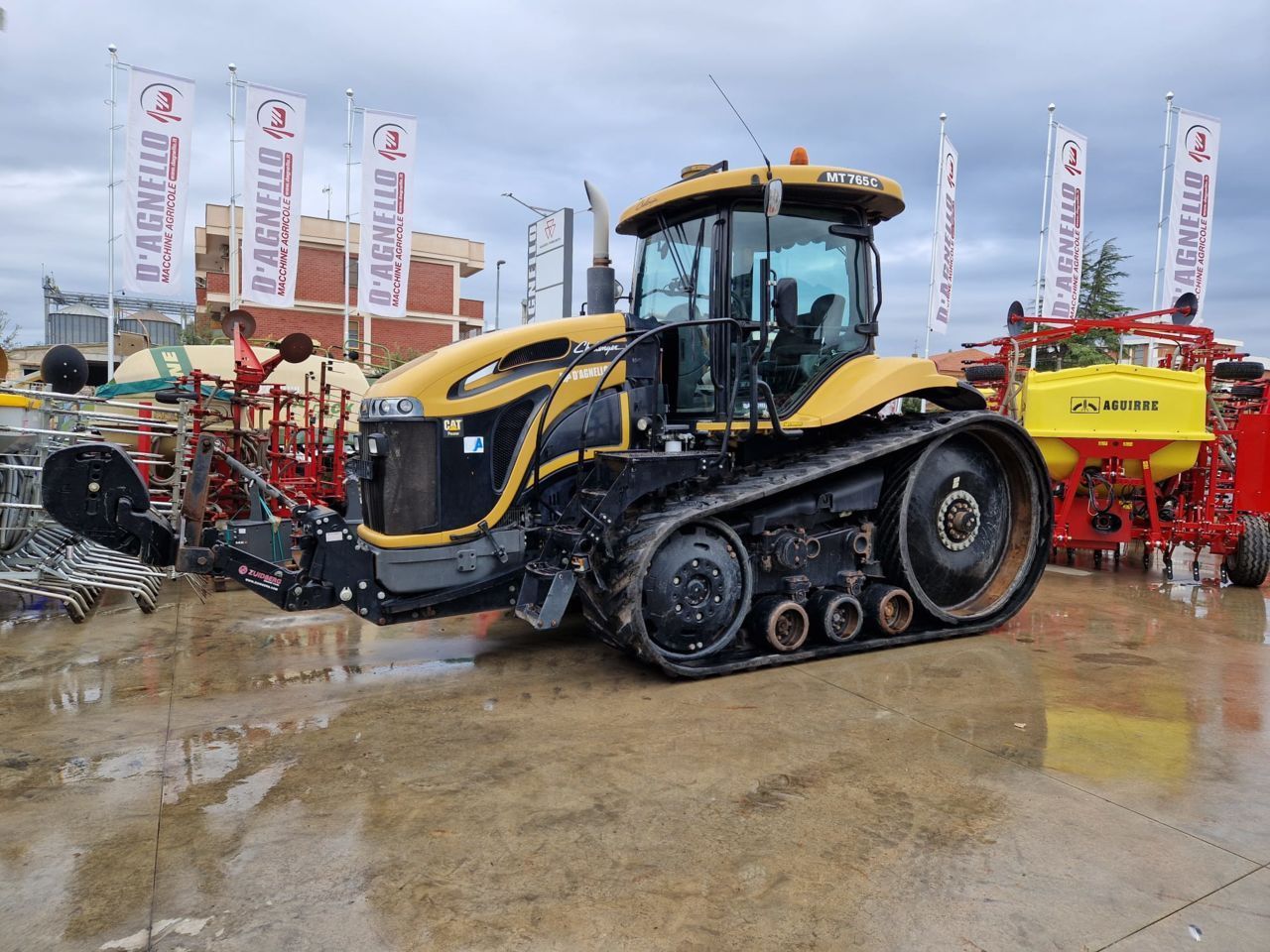 E-FARM: Challenger MT765 C - Tracteur - id UWIMD2R - Année: 2010 - Lecture du nombre d'heure: 9 471,Puissance du moteur (chevaux): 360,Italie