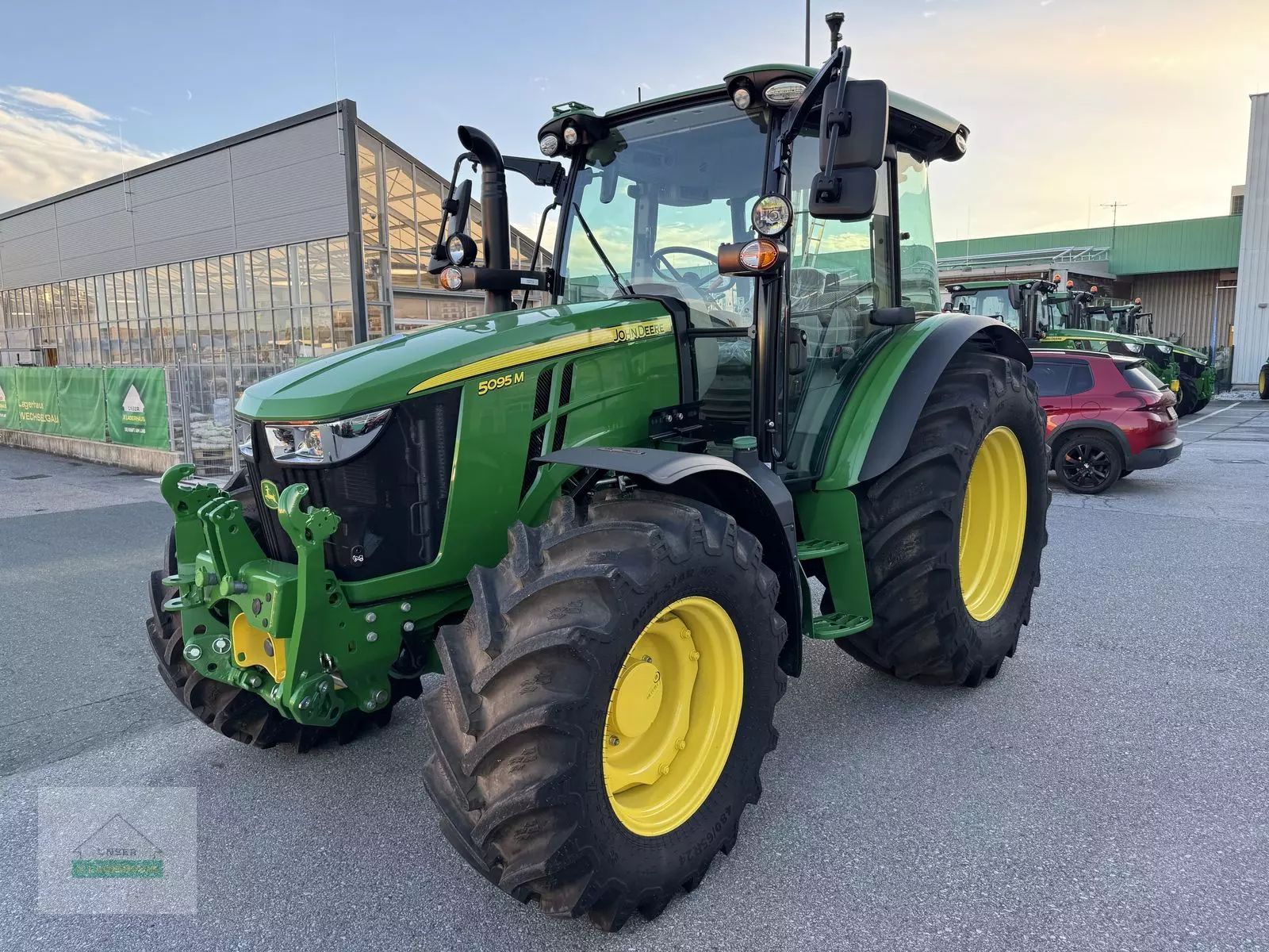 E-FARM: John Deere 5095M - Traktor - id 5ARKRM2 - 83.250 € - Baujahr: 2025 - Abgelesene Motorstunden: 1,Motorleistung (PS): 95,Österreich