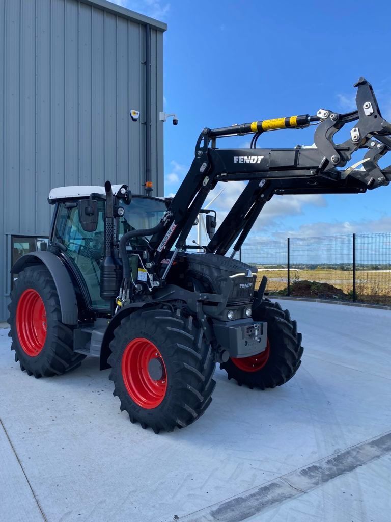 E-FARM: Fendt 211 Vario - Traktor - id SUZQBRM - 96.662 € - Baujahr: 2023 - Abgelesene Motorstunden: 850,Motorleistung (PS): 110,Vereinigtes Königreich