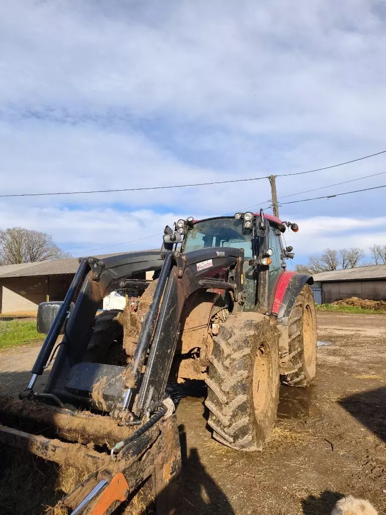 Valtra G 135 Tractor