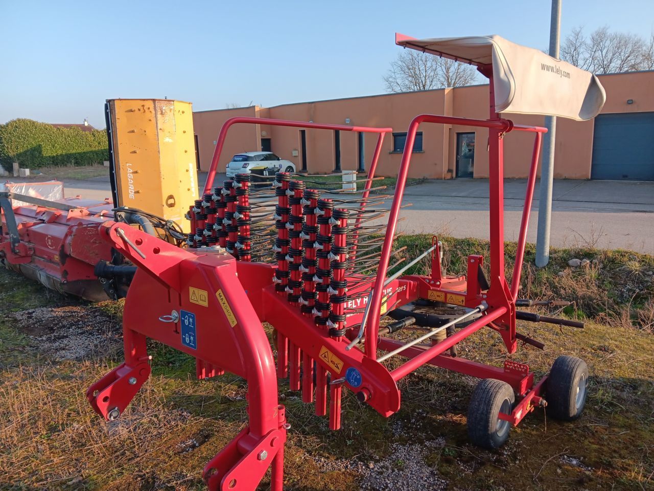 E-FARM: Lely Hibiscus 425 - Tedder - id 5QWXPZE - €5,000 - Year of construction: 2015 - France