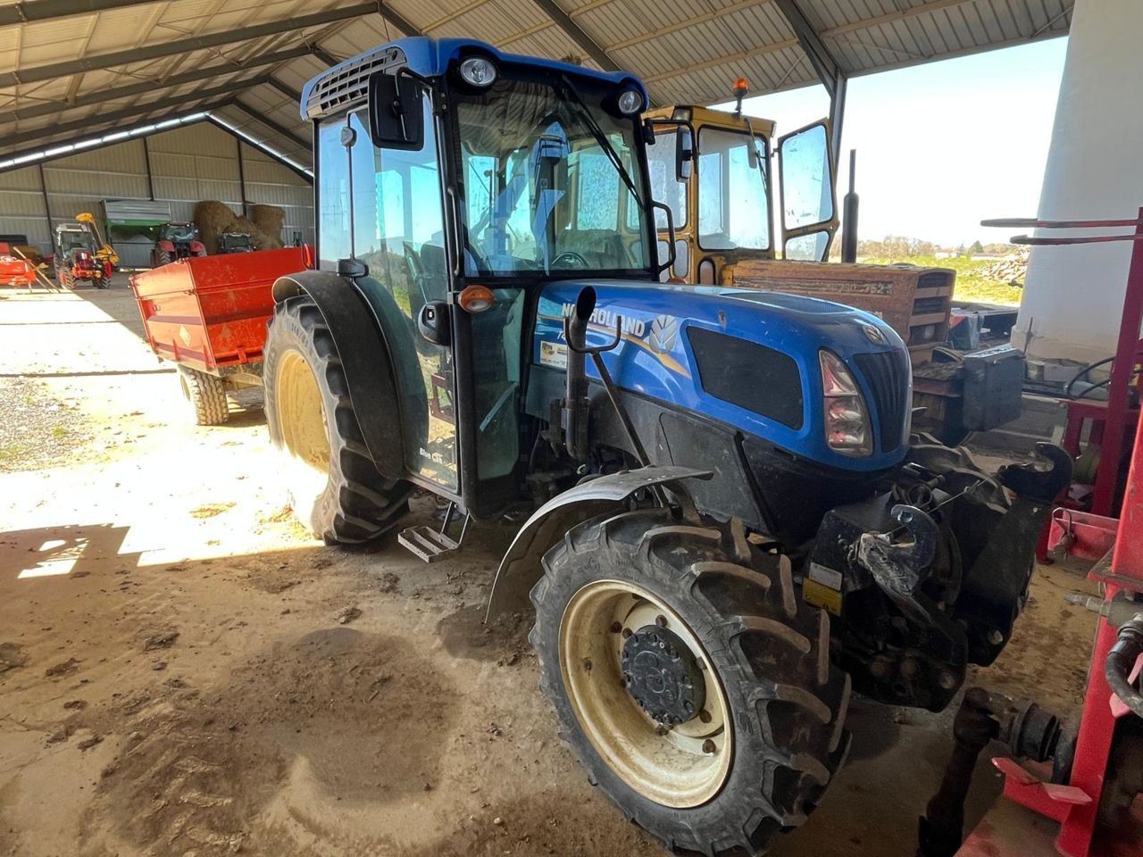 E-FARM: New Holland T4.85 - Tractor - id J1GLRZQ - €28,500 - Year of construction: 2016 - Engine hours: 3,000,Engine power (HP): 90,France
