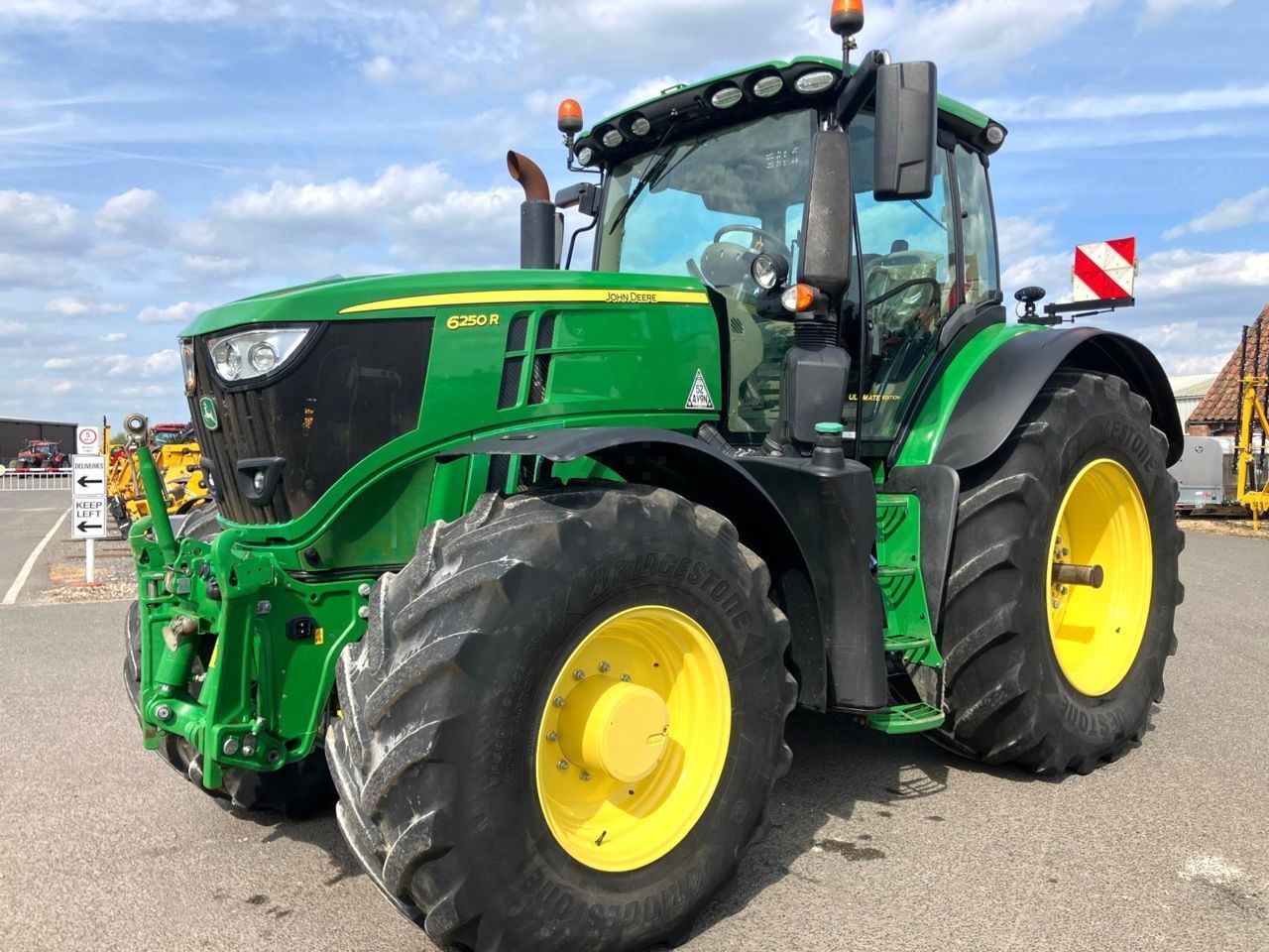 E-FARM: John Deere 6250 R - Tracteur - id QHJTJSG - 123 282 € - Année: 2020 - Lecture du nombre d'heure: 3 620,Puissance du moteur (chevaux): 250,Royaume-Uni