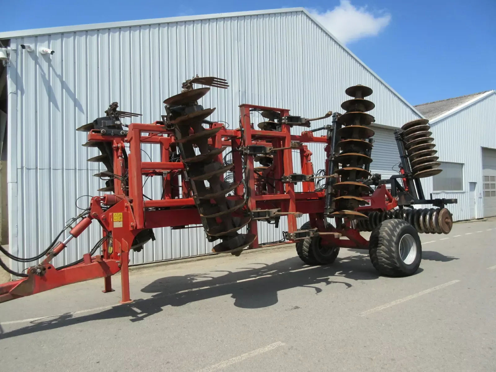 E-FARM: GREGOIRE BESSON dechaumeur discordon - Cultivator - id 3QU6QTV - €12,500 - Year of construction: 2005 - France