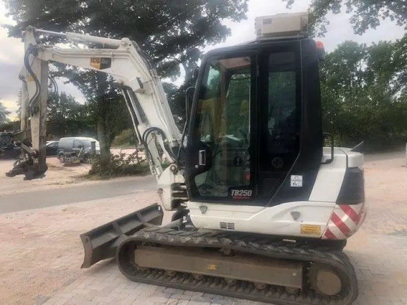 Takeuchi tb 250 Excavator 32.500 EUR