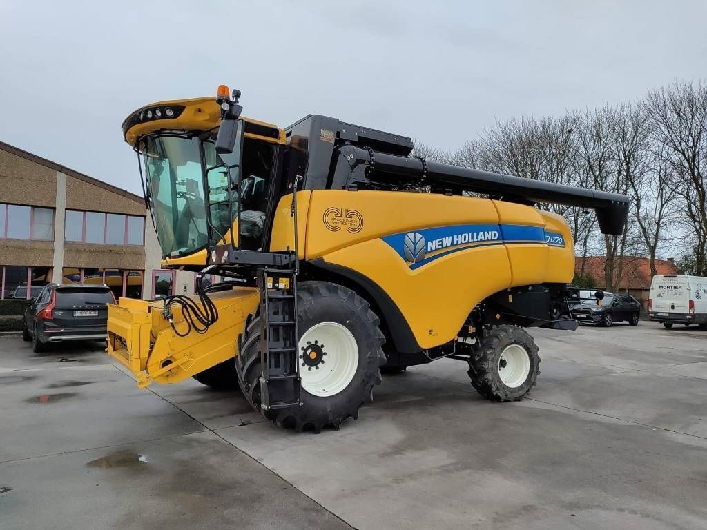 New Holland CH 7.70 Kombajn zbożowy 180 000 €