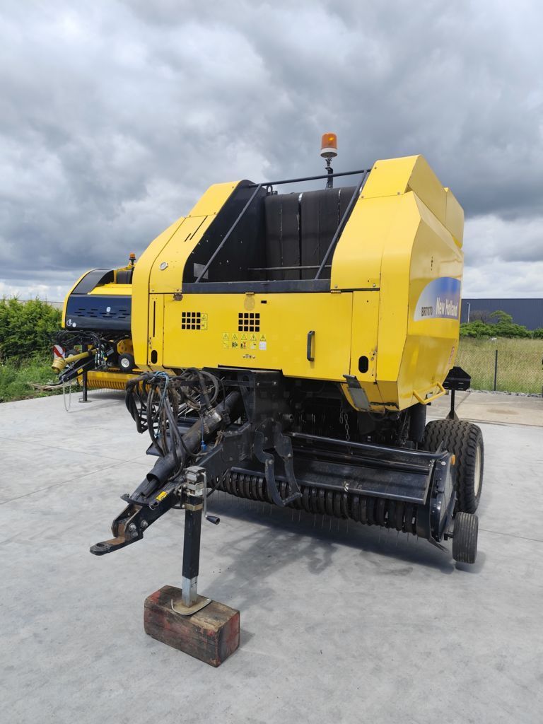 New Holland T 7070 Pressa