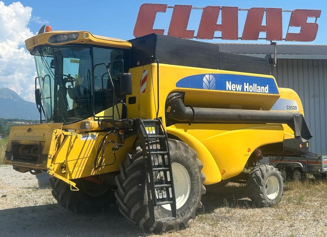 E-FARM: New Holland cs 520 - Kombajn zbożowy - id XWNUEVN - 50 000 € - Rok produkcji: 2005 - Motogodziny: 2375,Francja