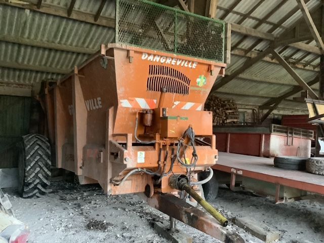 E-FARM: Dangreville sv 16 - Épandeur de fumier et de compost - id QJYU2ZS - 18 000 € - Année: 2001 - France