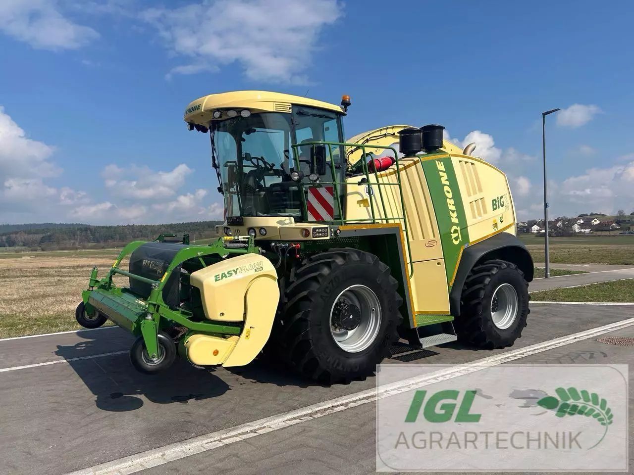 E-FARM: Krone BiG X 700 - Ensileuse automotrice - id S1QZ8FA - 129 800 € - Année: 2015 - Lecture du nombre d'heure: 4 628,Puissance du moteur (chevaux): 700,Allemagne