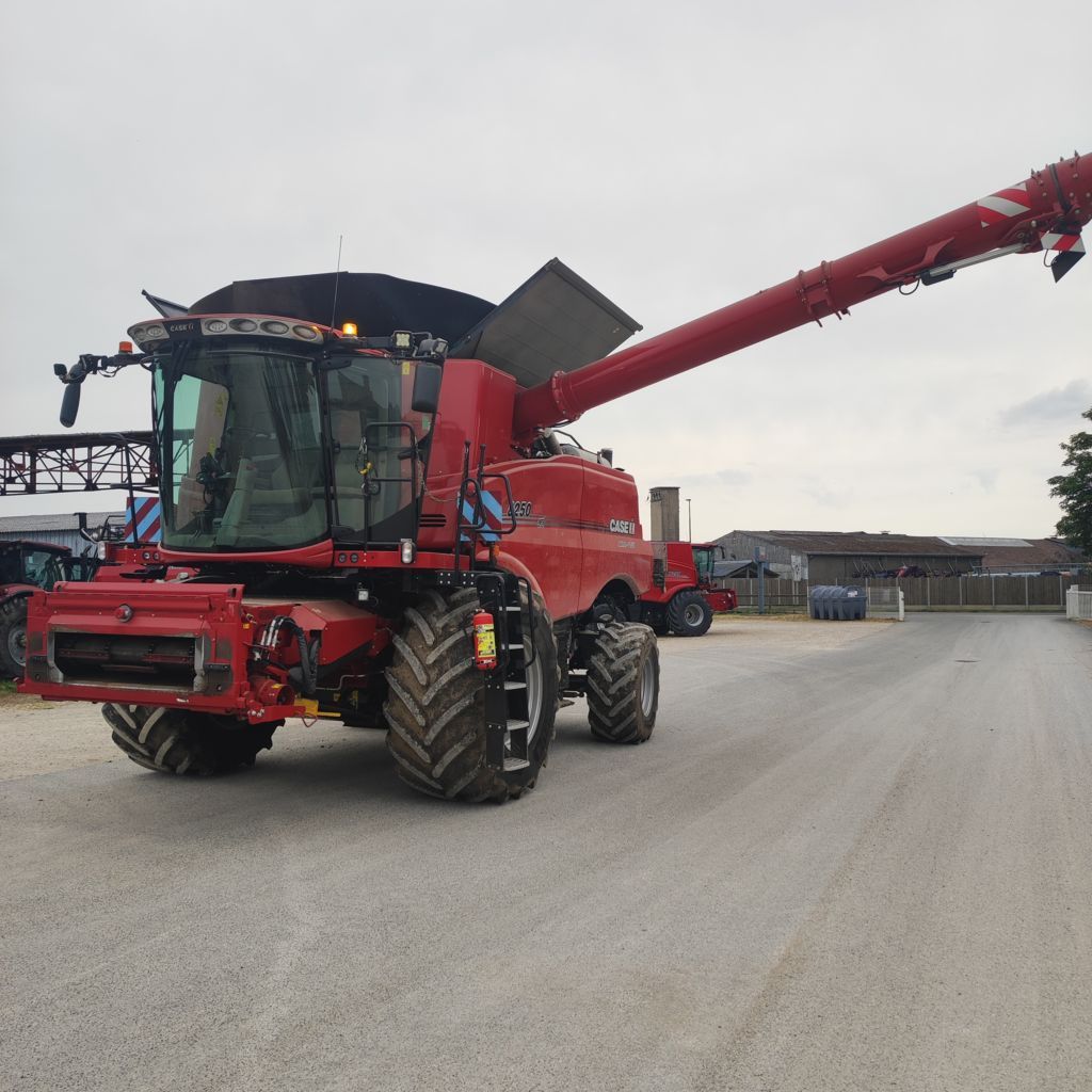 E-FARM: Case IH Axial Flow 8250 - Combină de recoltat - id Z9CULST - 330.000 EUR - Anul: 2021 - Citeste ore: 693,Franța