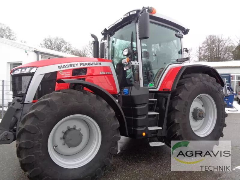 Massey Ferguson 8S.225 Tractor €154,900