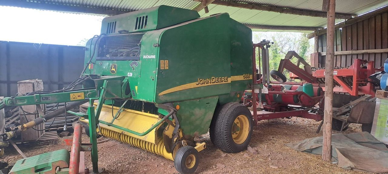 E-FARM: John Deere 568 - Presă de balotat - id VYX4SL4 - 11.900 EUR - Anul: 2005 - Numărul total de baloți produși: 14.000,Franța