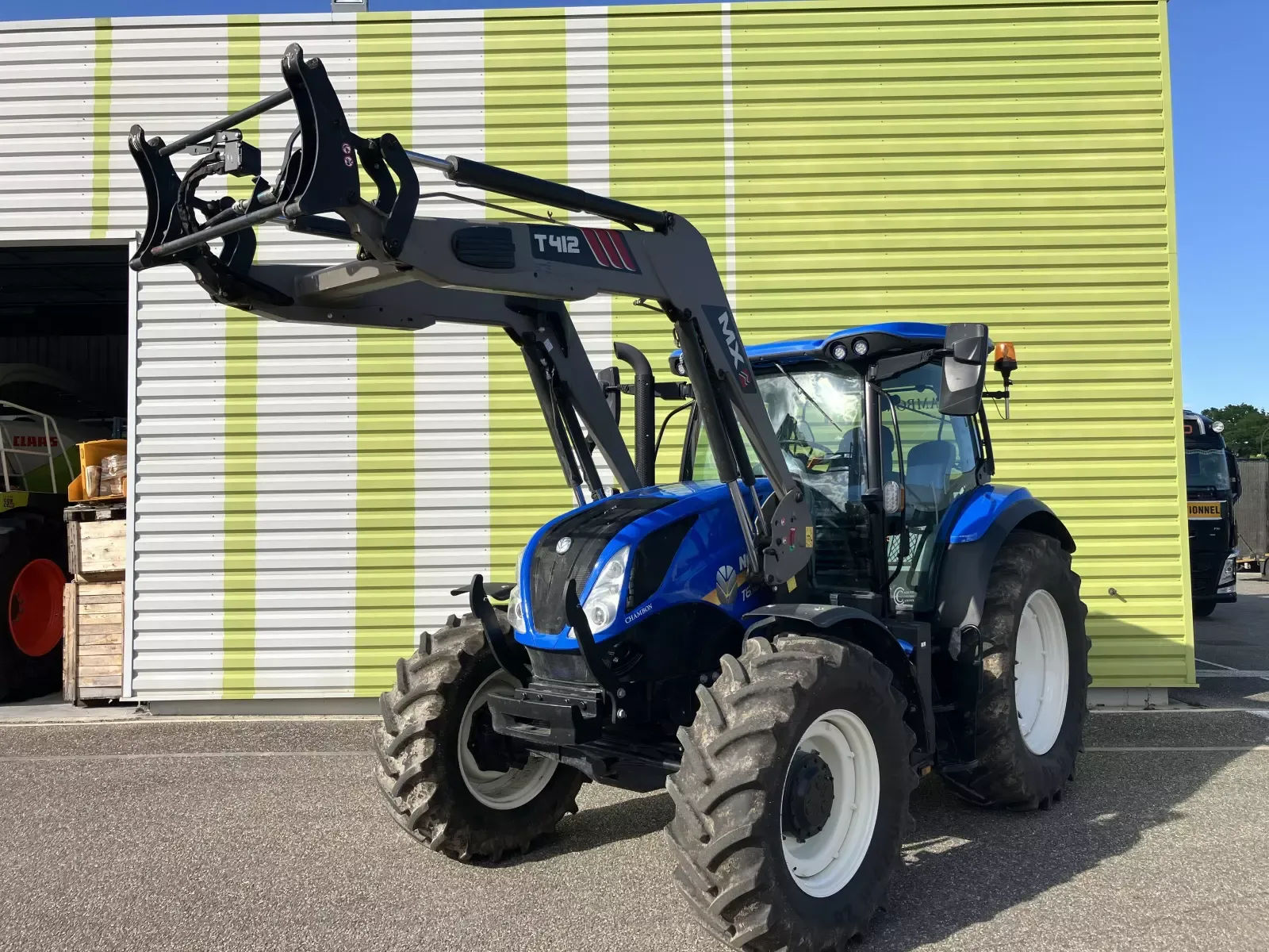 E-FARM: New Holland T6.145 EC Deluxe - Tractor - id WIELLIB - €82,000 - Year of construction: 2023 - France